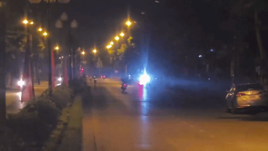 Hai thanh niên đánh võng xe máy, lao thẳng vào hàng rào của CSGT - 1