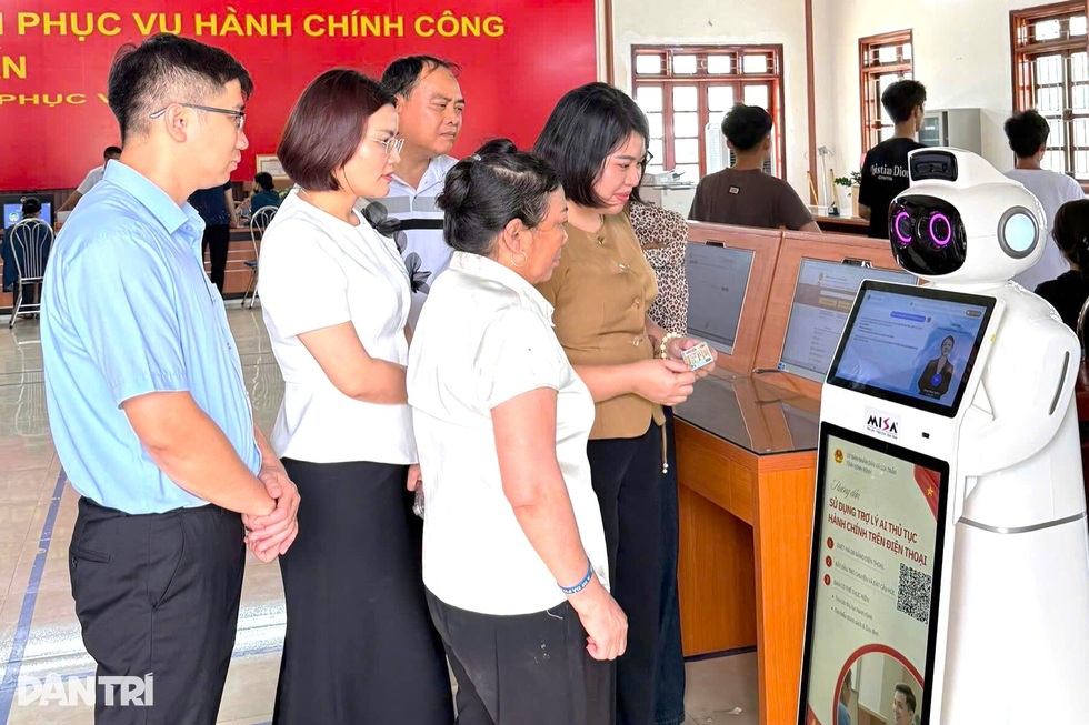 Robot AI hỗ trợ giải quyết thủ tục hành chính khiến người dân bất ngờ - 2