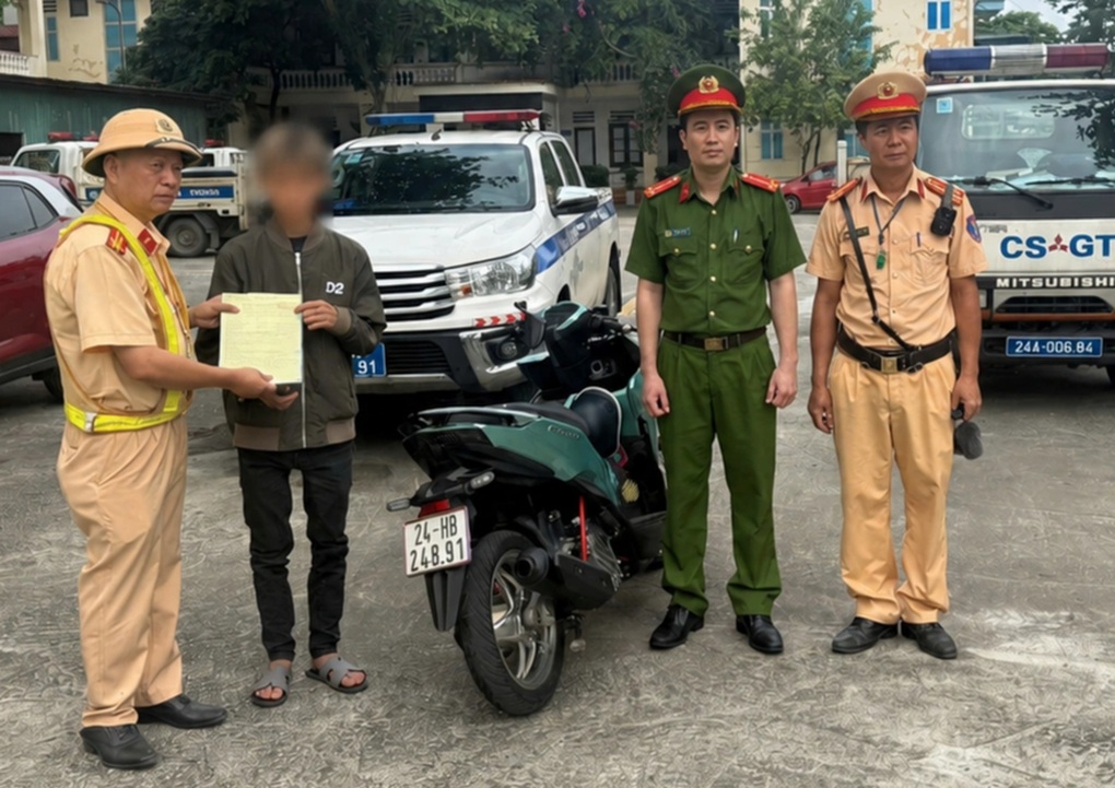 Nam thanh niên ở Lào Cai bị phạt vì độ pô, không có bằng lái xe máy - 1