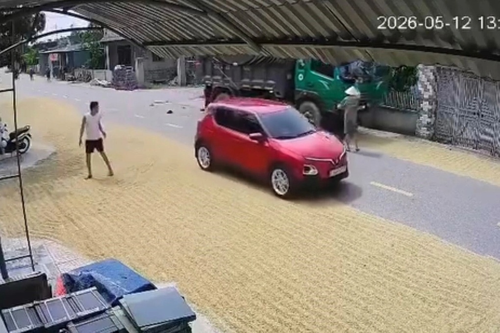Va chạm xe tải trên đoạn đường phơi lúa, 2 mẹ con tử vong - 2