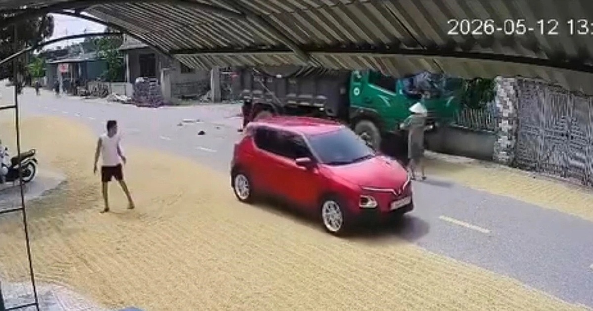 Camera ghi lại vụ va chạm xe tải trên đoạn đường phơi lúa, 2 mẹ con tử vong