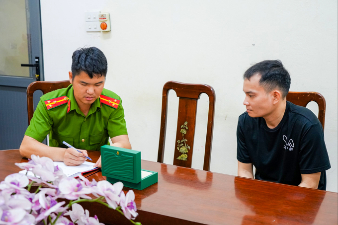 Nghi can Mạnh (góc phải) cùng tang vật tại cơ quan điều tra. Ảnh: T.L