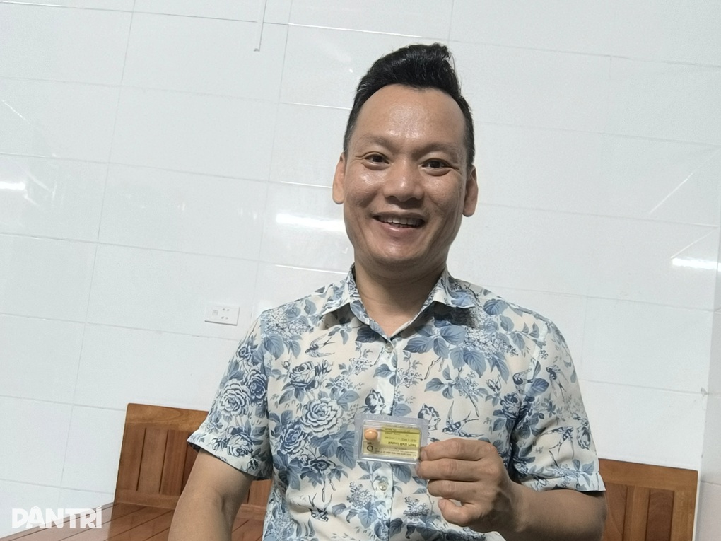 Người đàn ông sở hữu viên ngọc ốc thiên nhiên hiếm gặp - 1 Người đàn ông sở hữu viên ngọc ốc thiên nhiên hiếm gặp - 1