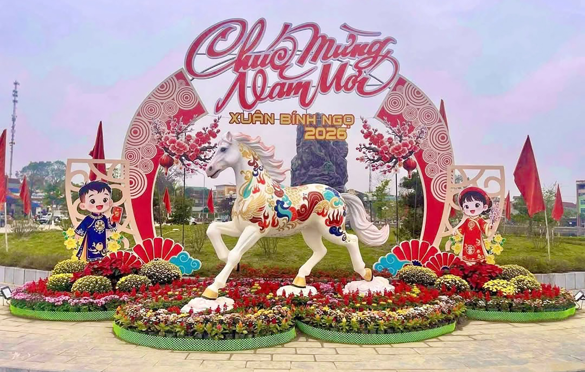 Người đàn ông đốt cháy linh vật ngựa Tết Bính Ngọ trưng bày ở công viên - Ảnh 2.