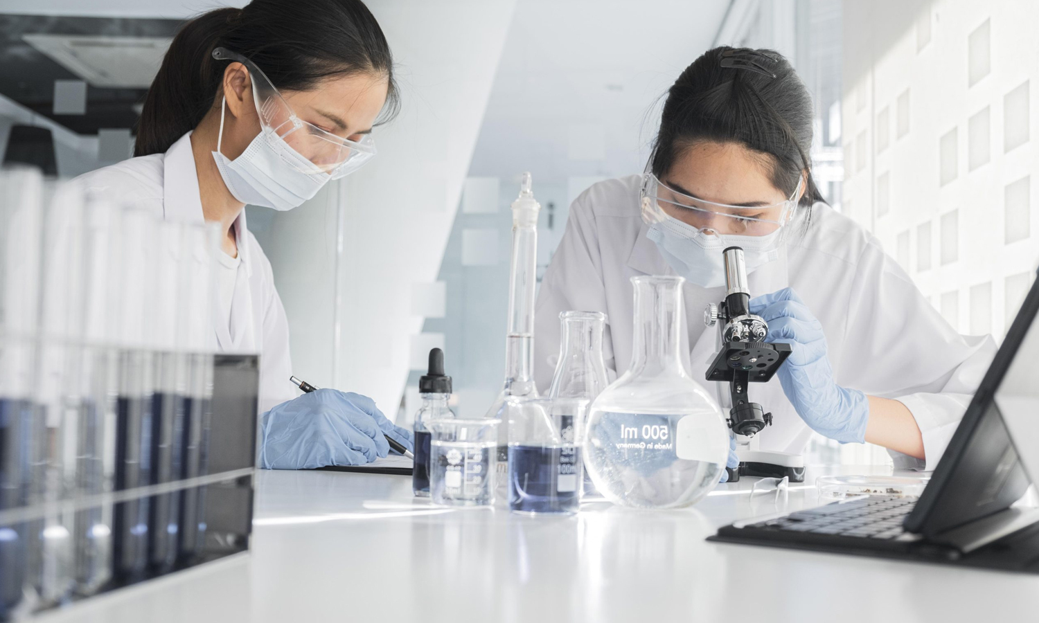 Các nhà khoa học trẻ, chuyên gia đầu ngành được thu hút làm công chức, viên chức sẽ được hưởng đãi ngộ đặc biệt.