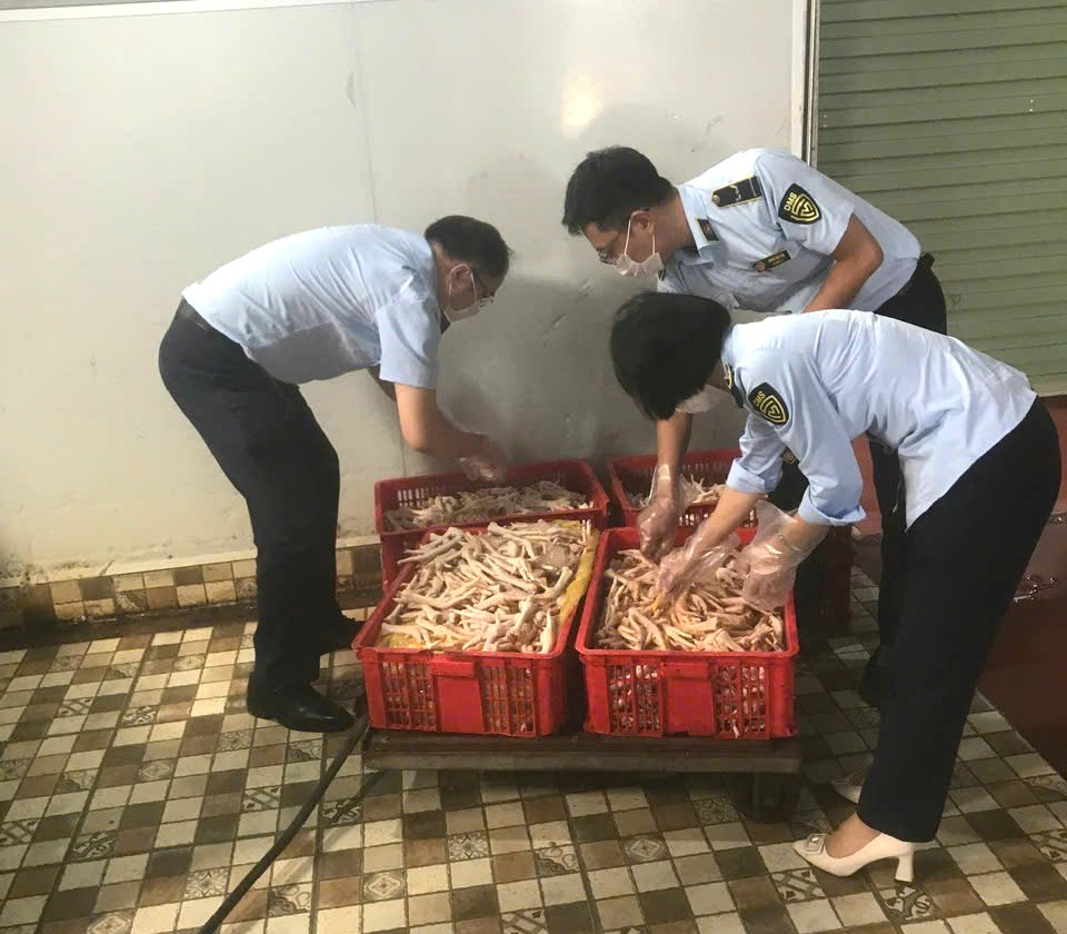 Lực lượng chức năng kiểm tra lô hàng hóa vi phạm