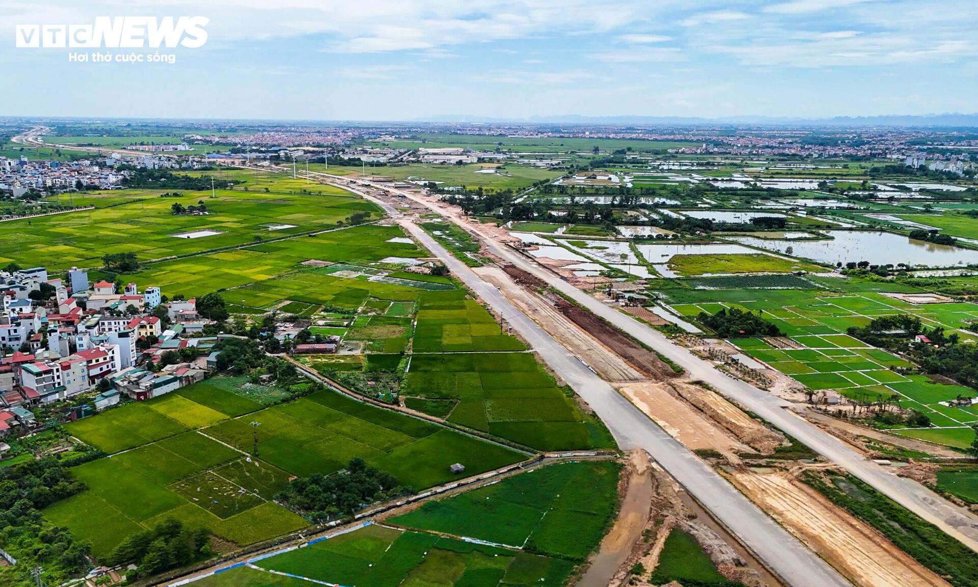 Loạt trụ cầu vượt dần thành hình tại nút giao Vành đai 4