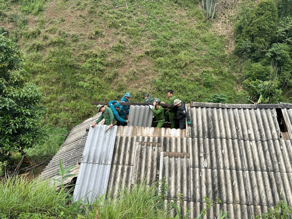Mưa đá, dông lốc khiến hàng loạt nhà dân ở Sơn La bị tốc mái - 1