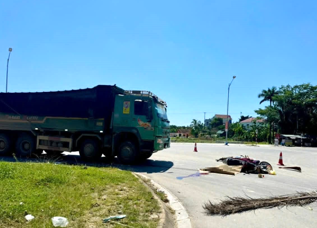 Nghệ An: Xe máy va chạm với ô tô tải, một người tử vong tại chỗ- Ảnh 1.