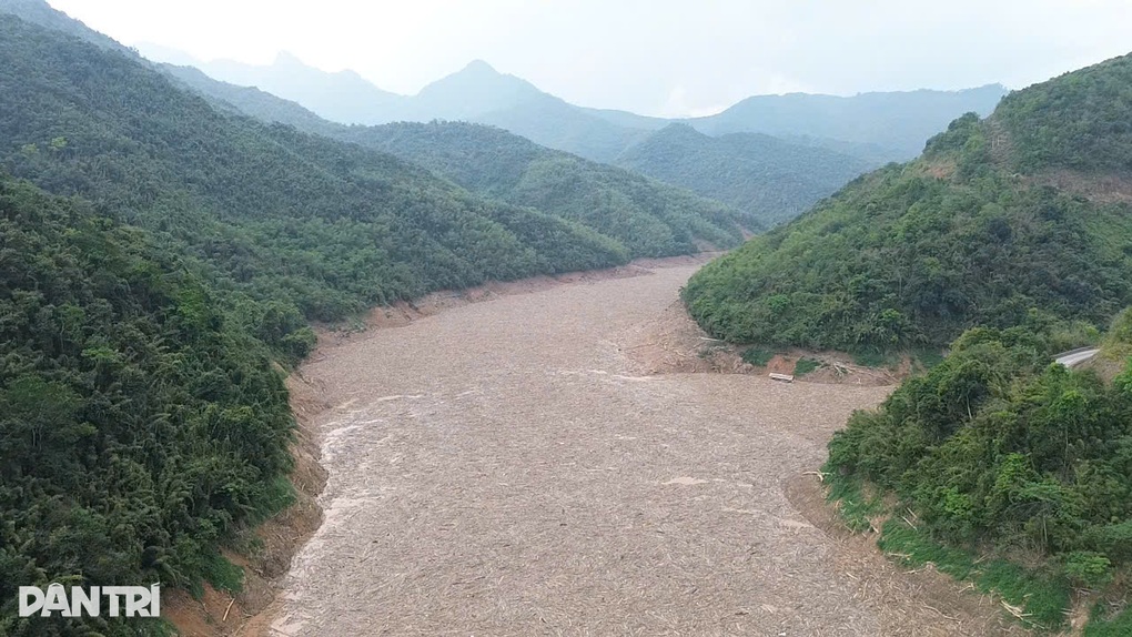 “Ma trận rác bao phủ lòng hồ thủy điện lớn nhất Nghệ An - 1