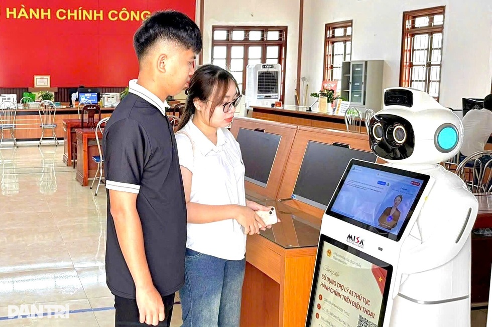 Robot AI hỗ trợ giải quyết thủ tục hành chính khiến người dân bất ngờ - 1