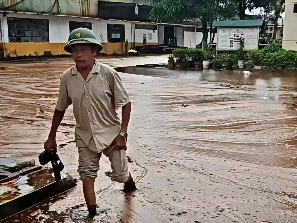 Sét đánh trúng bể chứa nhà máy đường, hàng nghìn tấn mật tràn ra khuôn viên - 1