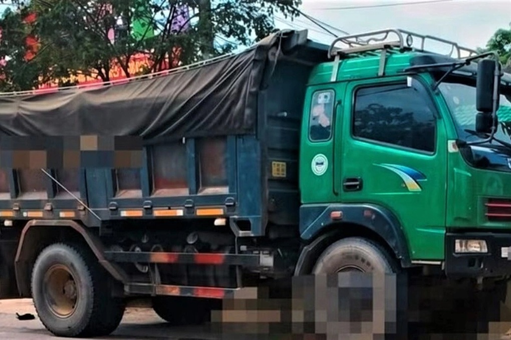 Va chạm xe tải trên đoạn đường phơi lúa, 2 mẹ con tử vong - 1