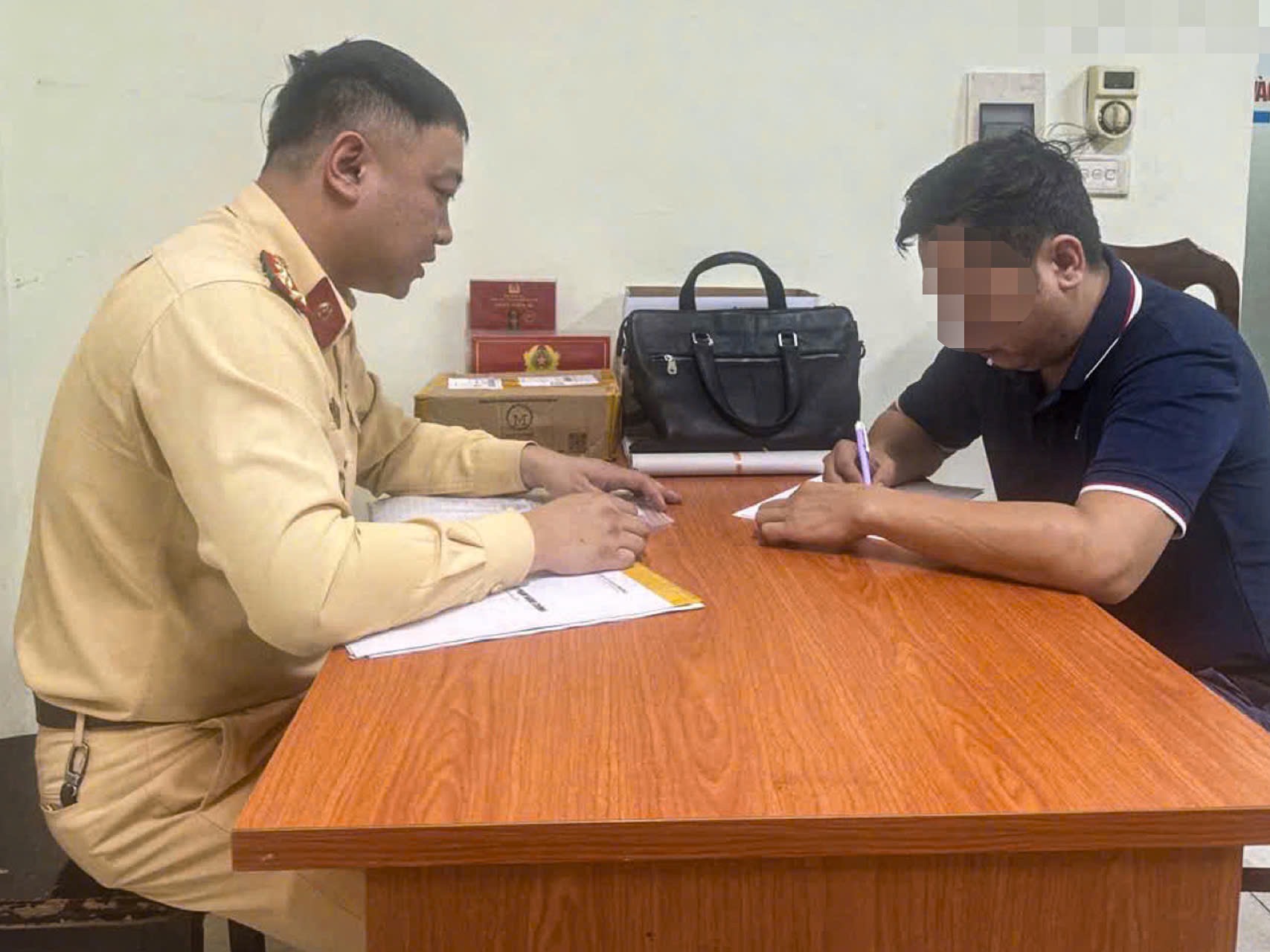 Tài xế chặn ô tô khác trên cao tốc Nội Bài - Lào Cai bị phạt gần 14 triệu đồng- Ảnh 2.