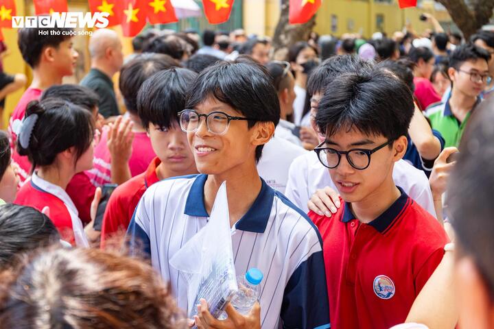 Nụ cười xen nước mắt tiếc nuối của sĩ tử Hà Nội sau môn thi cuối lớp 10 - 7