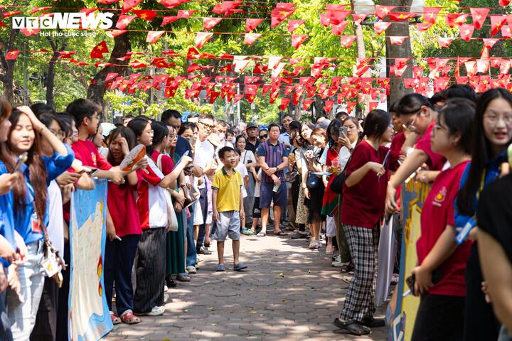 10h sáng 31/5, khi tiếng trống kết thúc môn Toán vang lên, các thí sinh bước ra khỏi cổng trường với những cảm xúc đan xen. Người rạng rỡ vì làm bài thuận lợi, người trầm ngâm vì chưa đạt kỳ vọng.