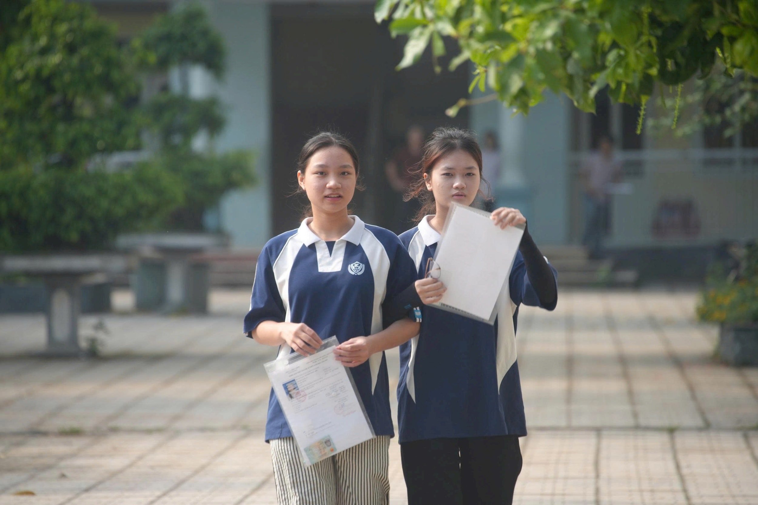 Thí sinh Hà Nội hoàn thành bài thi môn văn - kỳ thi lớp 10. Ảnh: Phạm Hùng