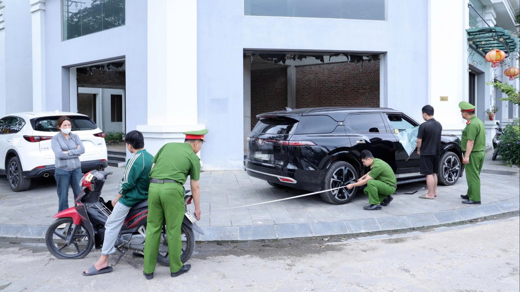Ô tô đỗ trong khu biệt thự bị đập vỡ kính, trộm tài sản - 1