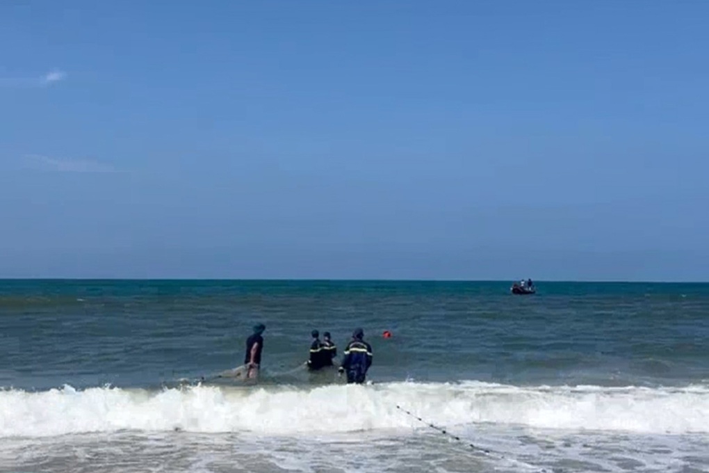 Người đàn ông ở Hà Nội mất tích sau nỗ lực cứu con trai bị sóng biển cuốn - 1