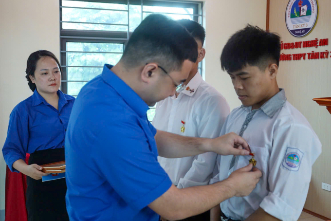 Viết Huy nhận huy hiệu Tuổi trẻ dũng cảm. Ảnh: Hùng Lê