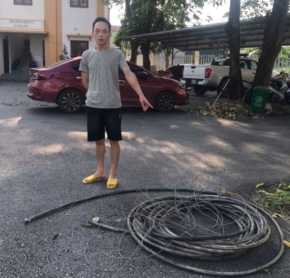 Bắt quả tang đối tượng cắt trộm dây điện - 1