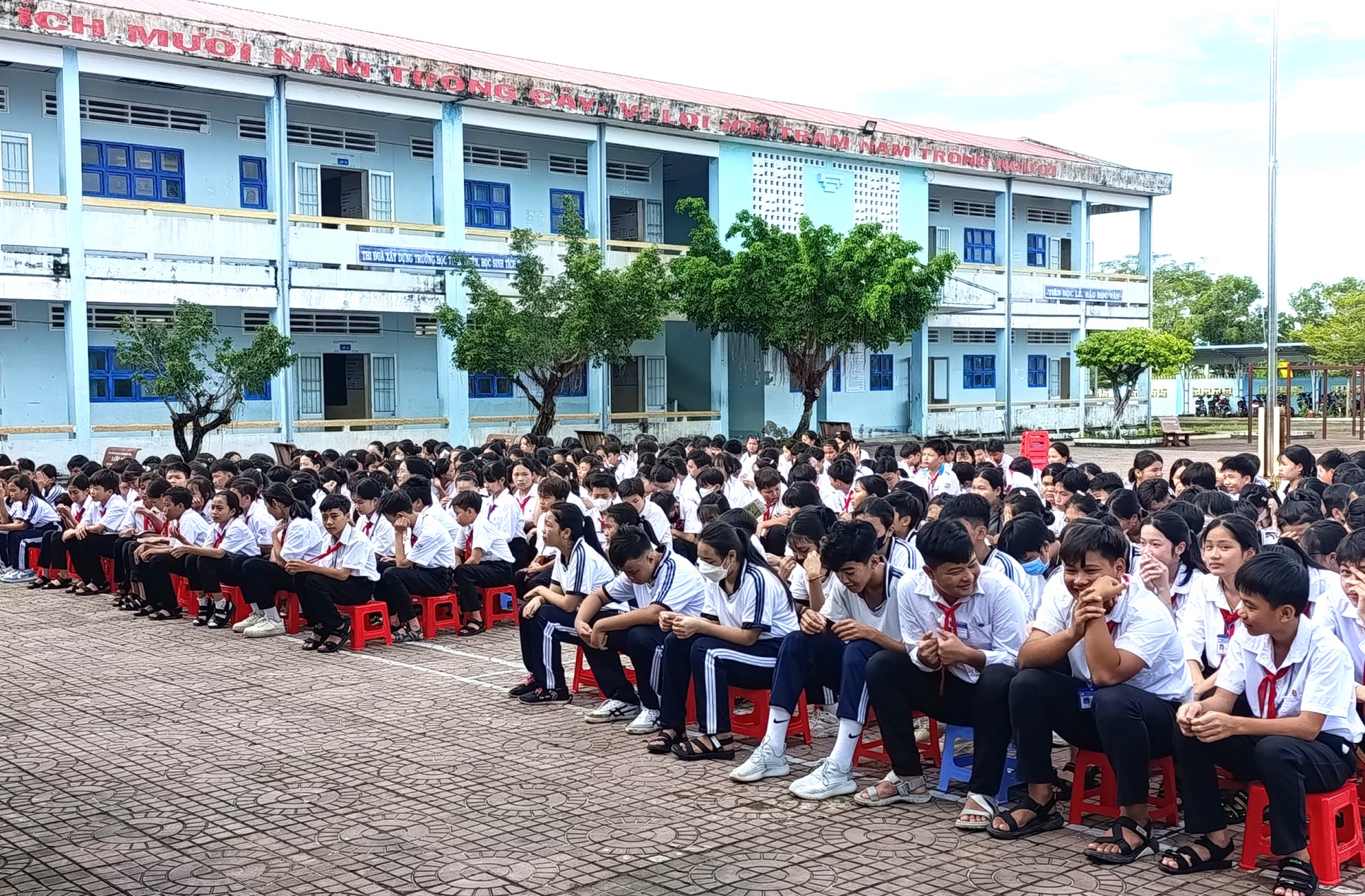 Đình chỉ điều tra vụ cựu hiệu trưởng ở Cà Mau: Khi "cái lý" chạm đến "cái tình - Ảnh 1.