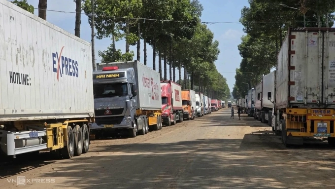 Hàng chục container vẫn đỗ bên đường nội bộ tại khu vực trung tâm phường Dầu Giây, sáng 7/5 chờ kết quả mẫu kiểm nghiệm. Ảnh: Phước Tuấn