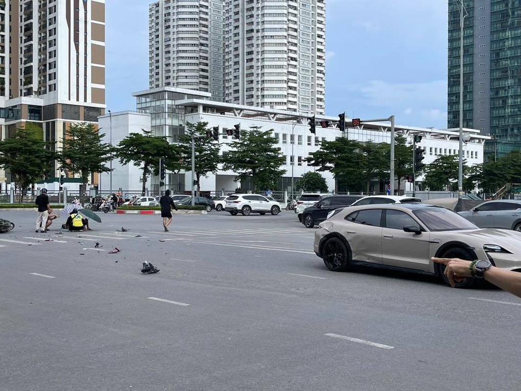 Xe máy va chạm với ô tô Porsche trên đường ở Hà Nội - 1