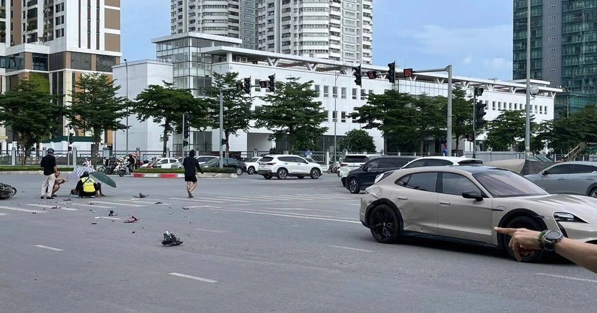 Xe máy va chạm với ô tô Porsche trên đường ở Hà Nội