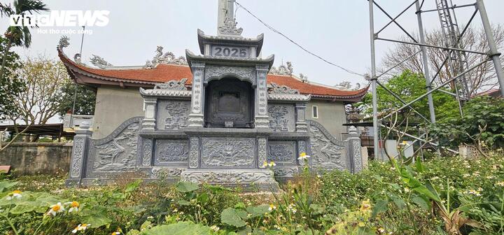 Lăng đá quy mô bề thế được gia đình anh Miên đặt trên khu đất nông nghiệp tại xã Lạc Đạo, tỉnh Hưng Yên. (Ảnh: Tiến Thắng)