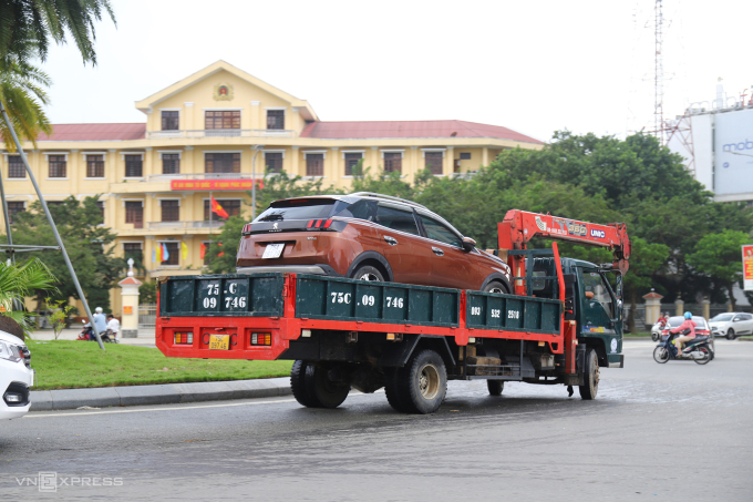 Xe ôtô ngâm nước lũ được xe cứu hộ trung chuyển đến gara sửa. Ảnh: Võ Thạnh