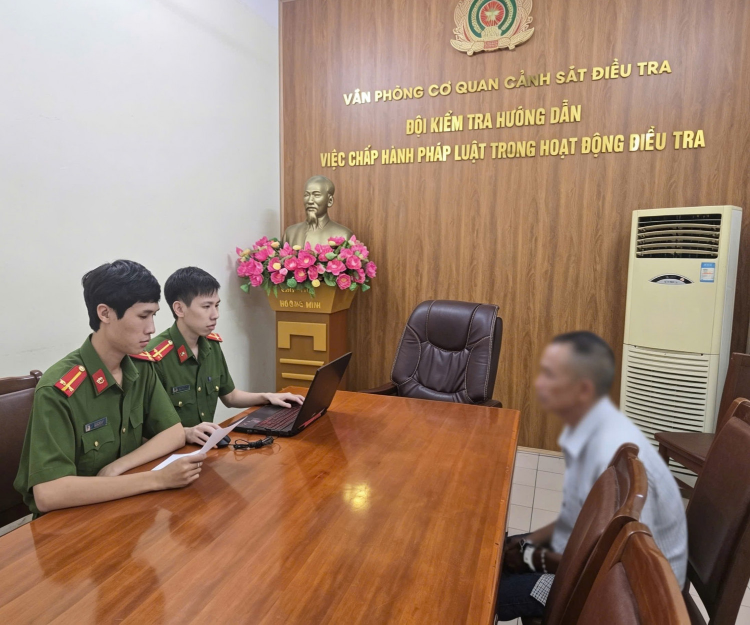 Bắt giam 'yêu râu xanh' xâm hại cháu bé sinh năm 2020 - Ảnh 1.