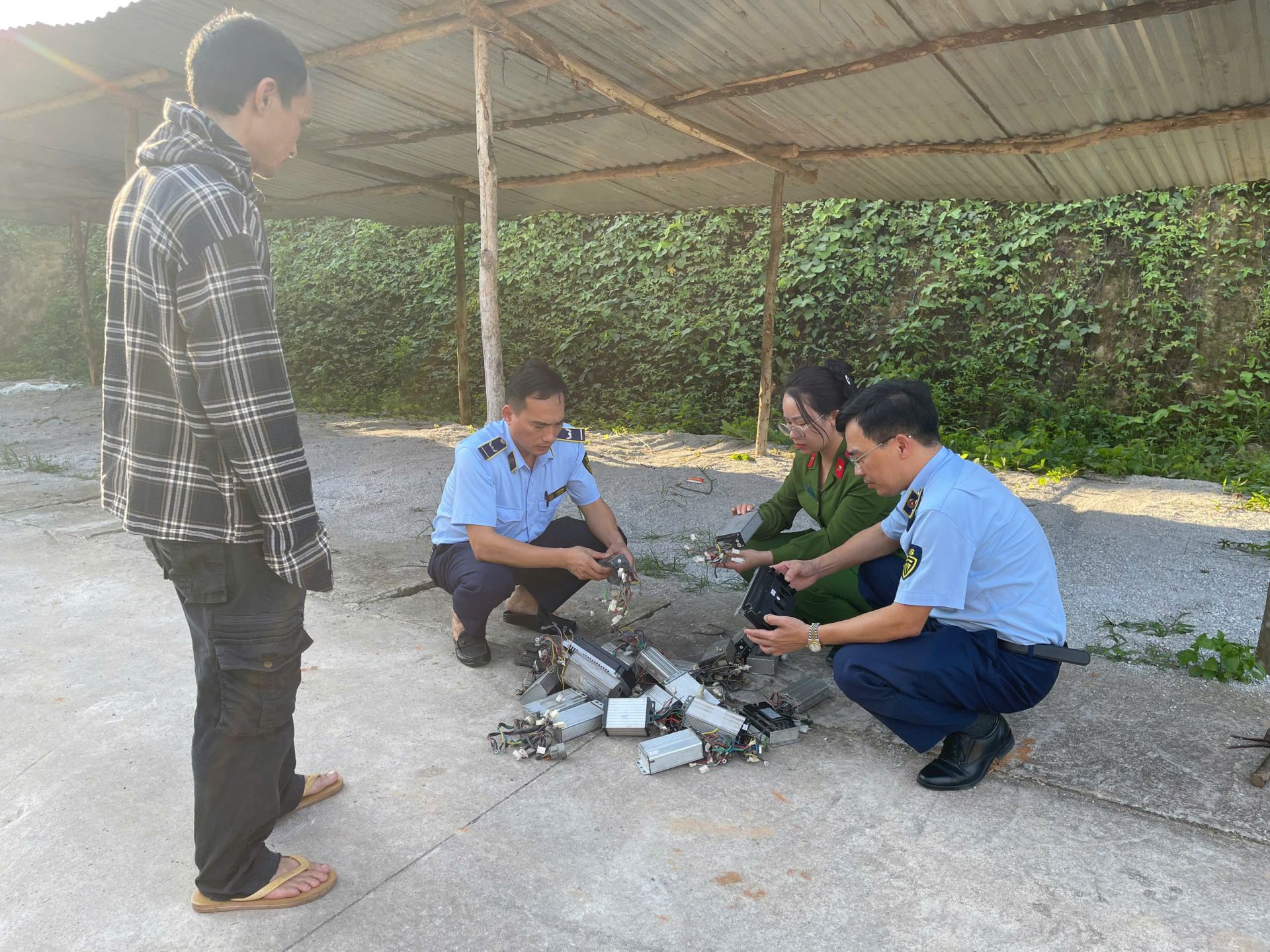 Lực lượng chức năng tỉnh Lào Cai vừa ban hành quyết định xử phạt cơ sở kinh doanh phụ kiện xe điện không rõ nguồn gốc