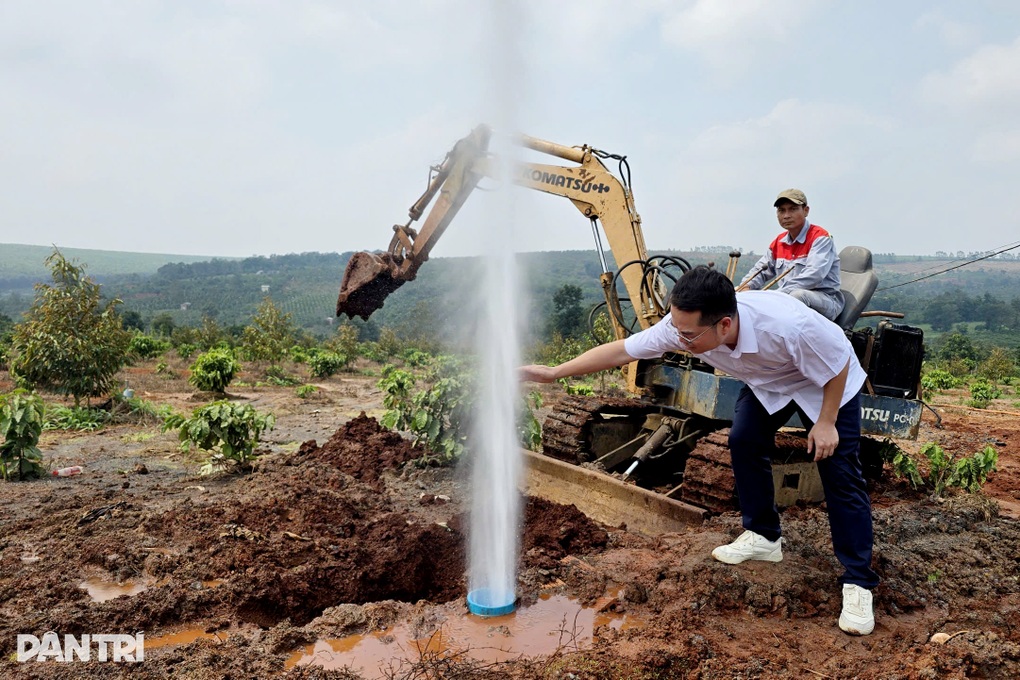 Giếng khoan phun cột khí và nước như vòi rồng: Hơn nửa tháng chưa hạ áp lực - 2