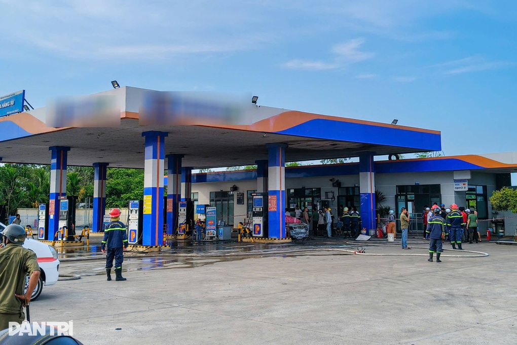 Ô tô bốc cháy trong cây xăng, 2 người trên xe tử vong - 2