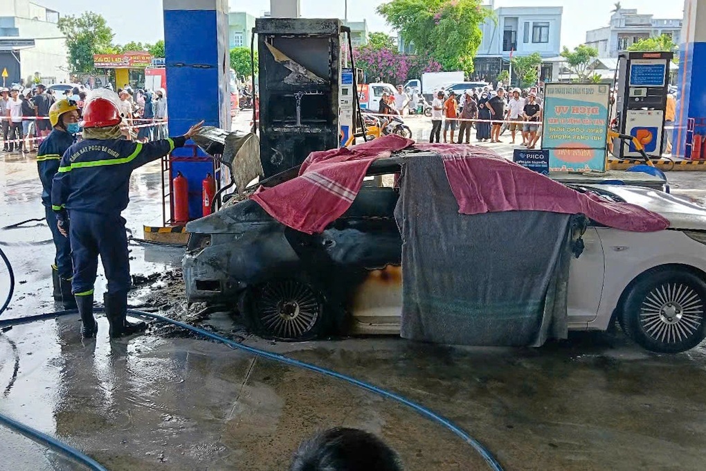 Ô tô bốc cháy trong cây xăng, 2 người trên xe tử vong - 1