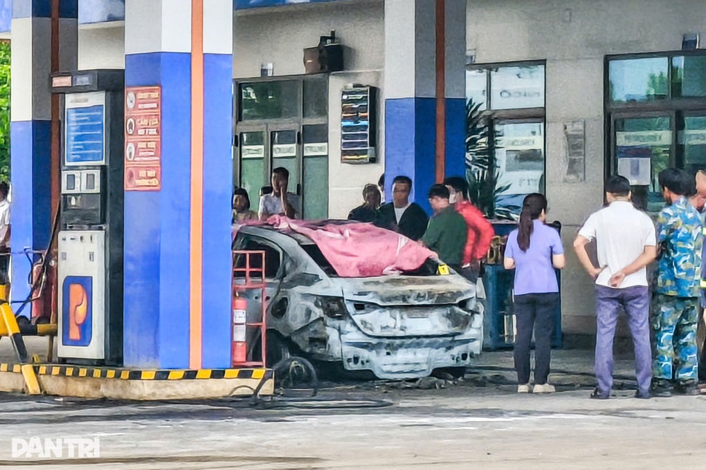 Vụ cháy ô tô 2 người tử vong: Xe chứa nhiều pin, bình ắc quy đã sạc đầy - 1