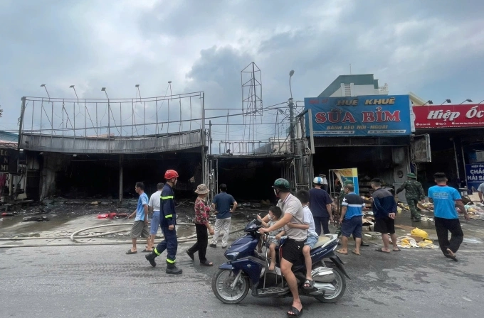 Sau gần một tiếng, đám cháy đã được khống chế, không gây thiệt hại về người. Ảnh: Hoàng Sinh