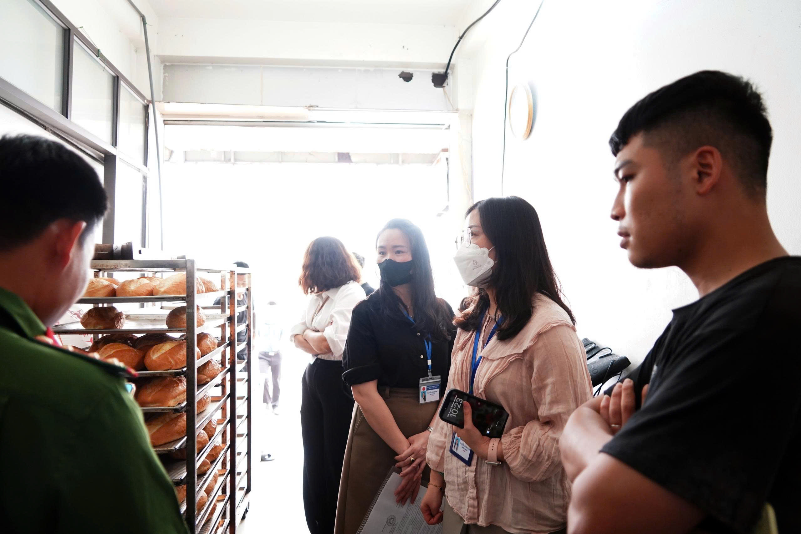 Phường Chương Mỹ kiểm tra, xử phạt vi phạm an toàn thực phẩm đối với hộ kinh doanh Nguyễn Hoài Nam- Ảnh 1.