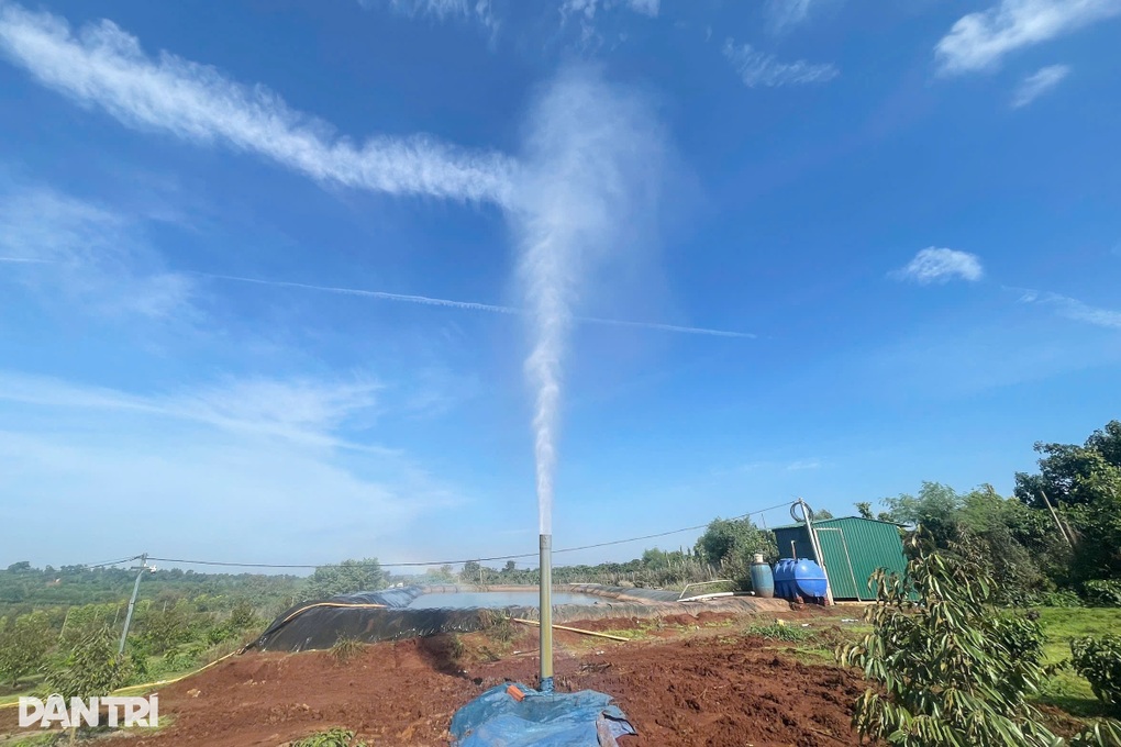 Giếng khoan phun cột khí và nước như vòi rồng: Hơn nửa tháng chưa hạ áp lực - 1
