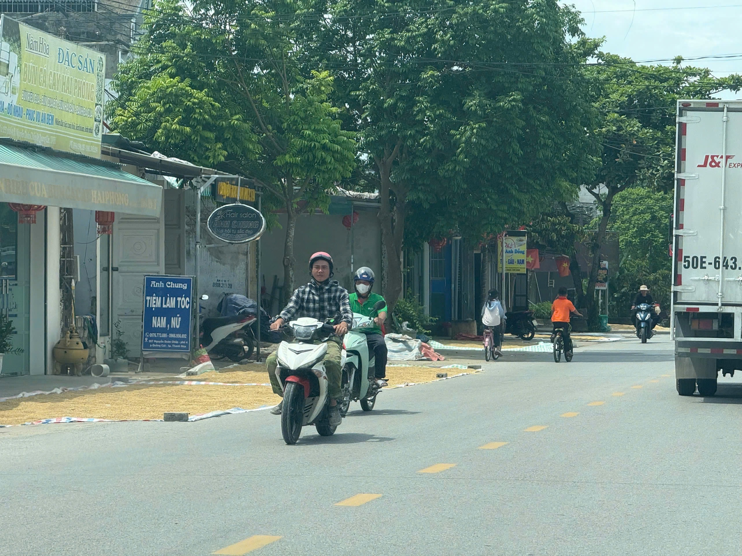 Nhiều địa phương tăng cường xử lý tình trạng phơi lúa, rơm rạ lấn chiếm lòng đường- Ảnh 5.