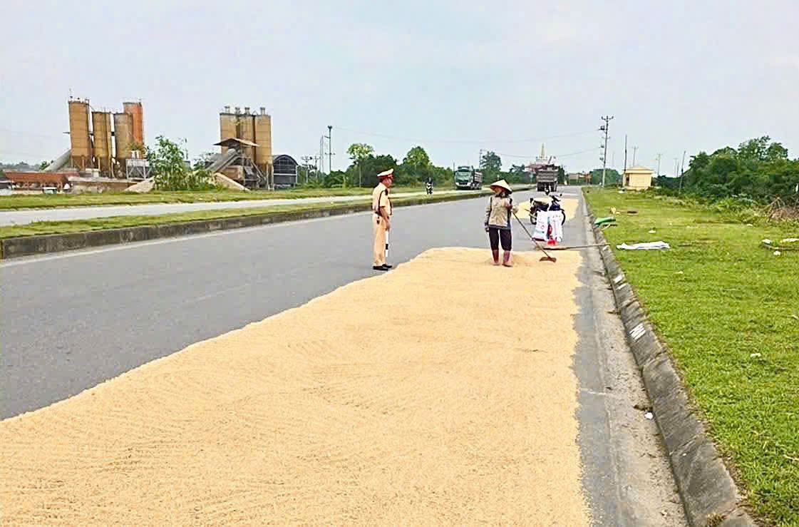 Nhiều địa phương tăng cường xử lý tình trạng phơi lúa, rơm rạ lấn chiếm lòng đường- Ảnh 6.