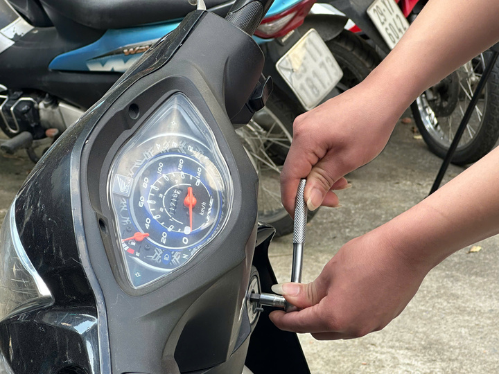 Các đối tượng chỉ mất 1 phút để phá khoá, trộm xe máy.
