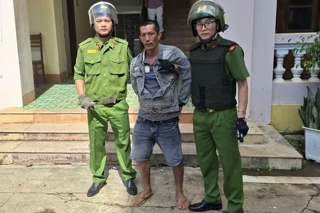 Cho rằng con bị cô giáo dìm, bố chạy xe vào trường nẹt pô gây náo loạn - 1