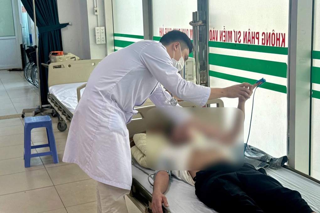 Hà Nội: Say nắng khi giao hàng giữa trưa, shipper gặp tai nạn - 1