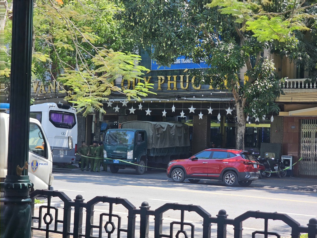 Công an xuất hiện tại Công ty vàng bạc đá quý Phúc Thành ở Ninh Bình - 3