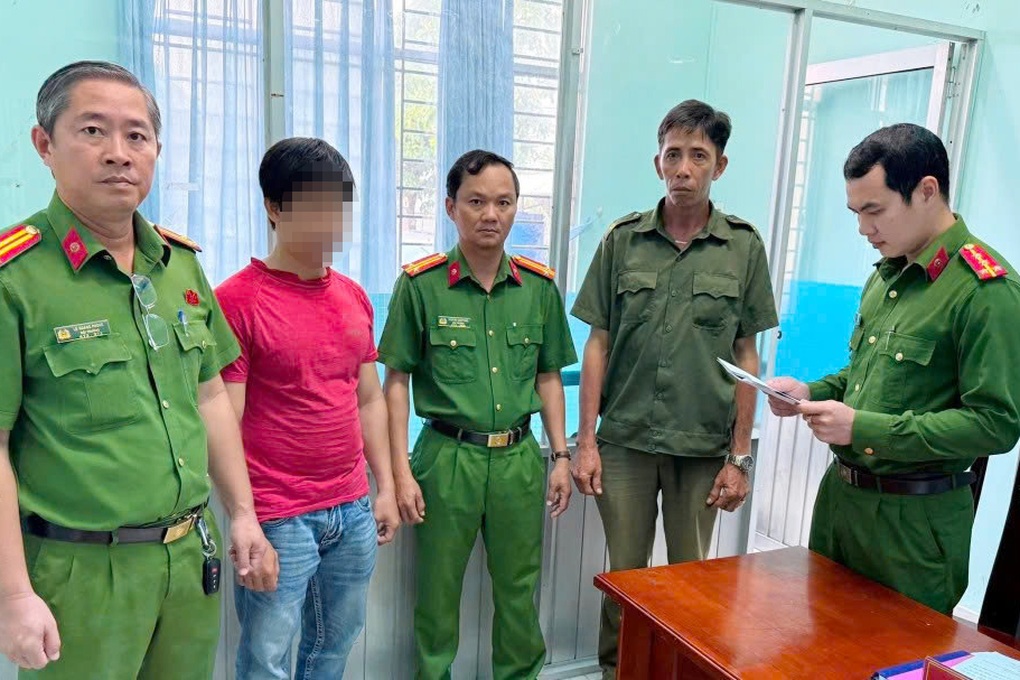 Tạm giam 2 bị can sản xuất dầu gió giả ở Tây Ninh - 1 Tạm giam 2 bị can sản xuất dầu gió giả ở Tây Ninh - 1