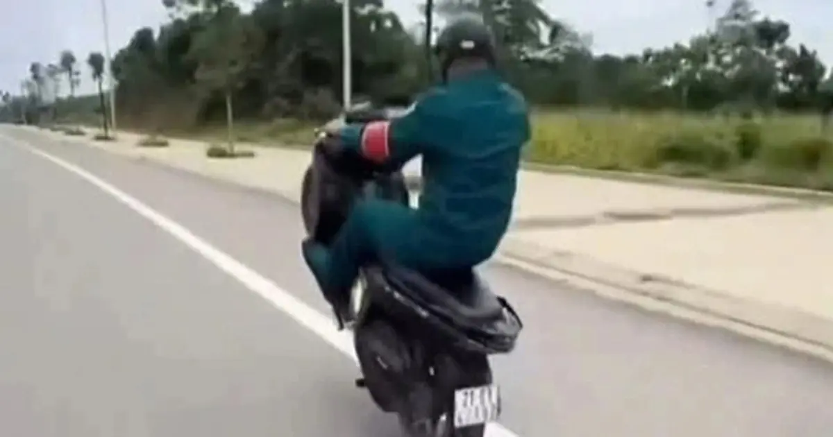 Lào Cai: Xử phạt hơn 5,7 triệu đồng và tịch thu phương tiện nam thanh niên mặc trang phục dân quân tự vệ "bốc đầu" xe máy