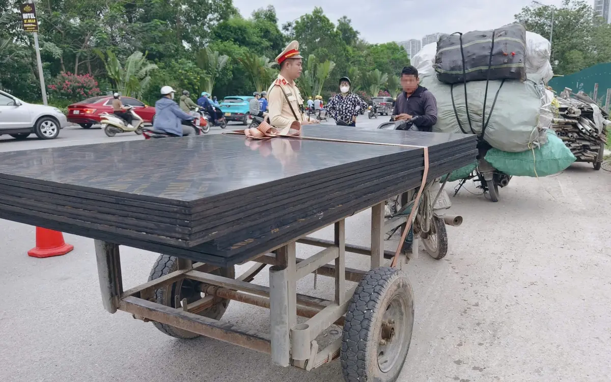 Hà Nội: Kiên quyết "đón lõng", tịch thu loạt xe cũ nát và xe tự chế chở hàng cồng kềnh trên Đại lộ Thăng Long