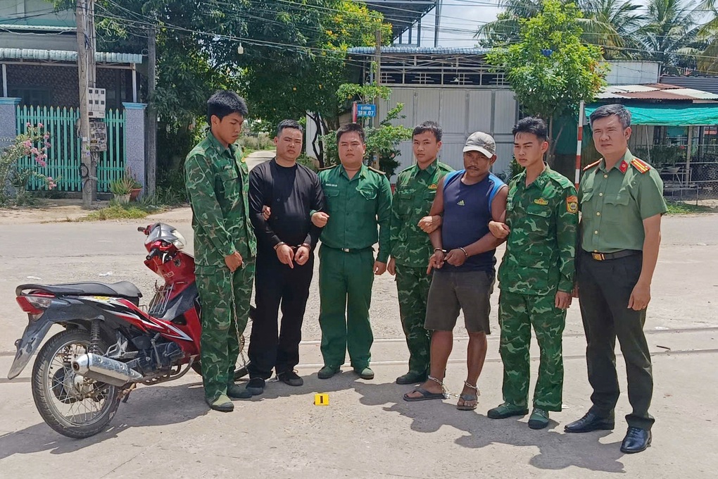 Tây Ninh bắt giữ hai người đàn ông nhập cảnh từ Campuchia mang theo ma túy - 1 Tây Ninh bắt giữ hai người đàn ông nhập cảnh từ Campuchia mang theo ma túy - 1